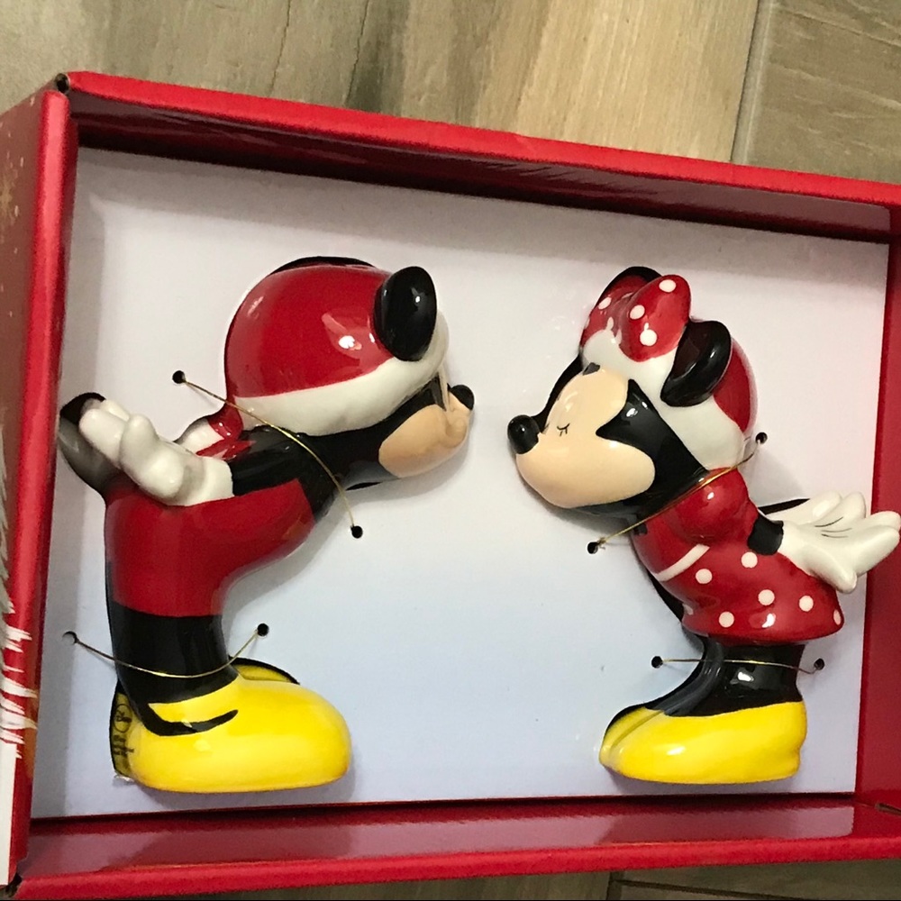 Christmas Disney Mickey & Minnie Kissing Salt/Pepper Shaker